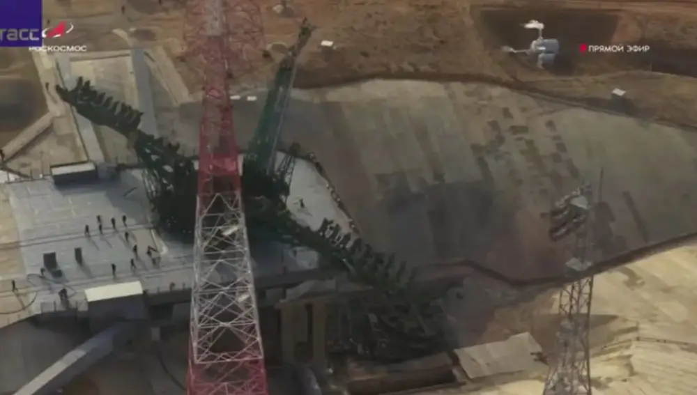 En la paarte inferior se puede apreciar la plataforma desprendida.