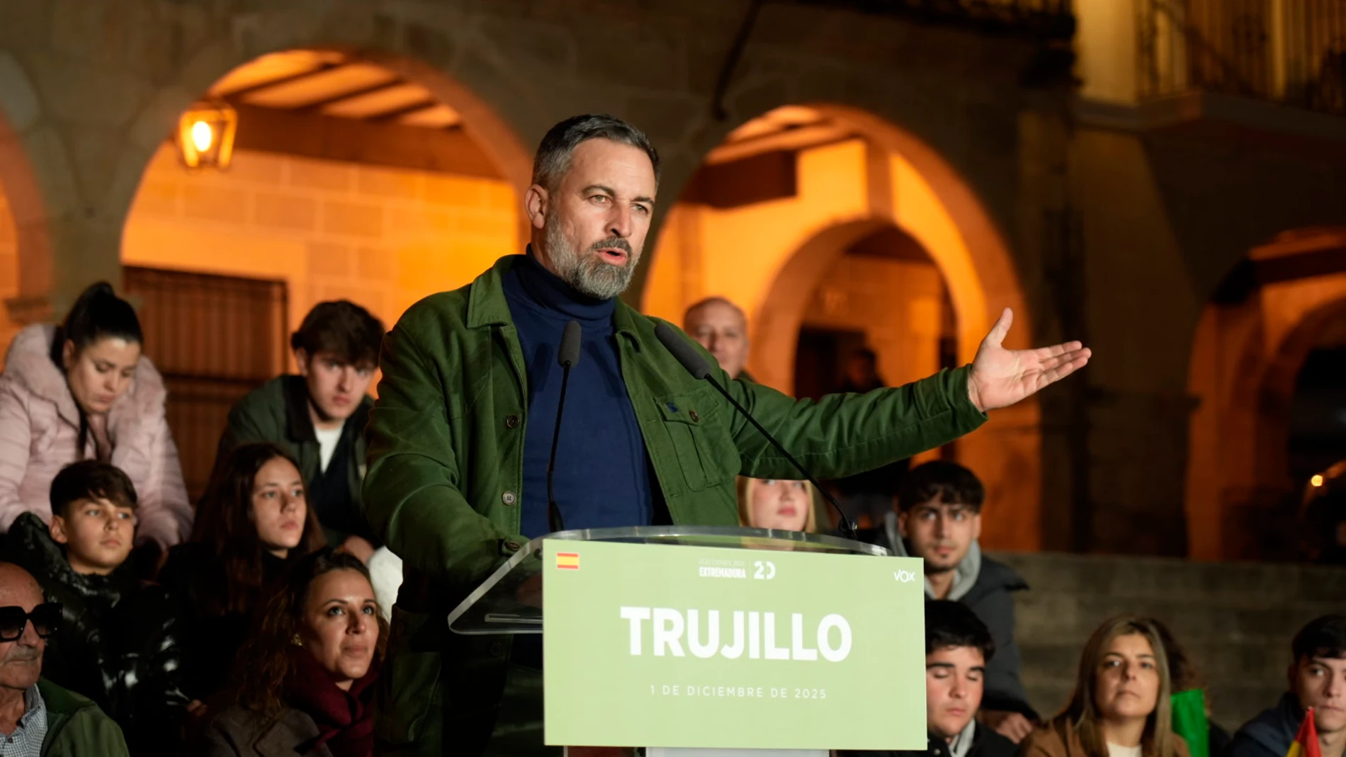 El presidente de VOX, Santiago Abascal, interviene durante un acto público, en la plaza Mayor, a 1 de diciembre de 2025, en Trujillo, Cáceres, Extremadura (España). El líder nacional de VOX está reforzando su presencia en Extremadura como parte de la precampaña electoral de cara al 21 de diciembre. Abascal tiene previsto visitar más ciudades extremeñas en los próximos días, al igual que otros cargos de la agrupación política. 01 DICIEMBRE 2025 Carlos Criado / Europa Press 01/12/2025