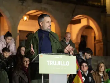 Abascal asegura que el PP convoca una manifestación "para disimular" que no quiere presentar moción de censura El presidente de Vox, Santiago Abascal, en un acto público en Trujillo CARLOS CRIADO/ EUROPA PRESS 01/12/2025