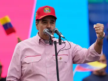 Venezuela Government Rally Venezuelan President Nicolas Maduro addresses supporters during a swearing-in event for government-organized community committees at the presidential palace in Caracas, Venezuela, Monday, Dec. 1, 2025. (AP Photo/Ariana Cubillos)