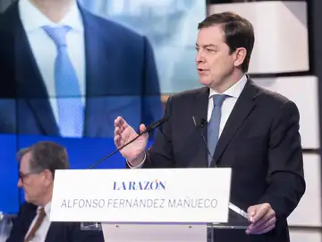 Mañueco traslada un mensaje de "tranquilidad" por la crisis de la peste porcina: "Estamos vigilantes" Mañueco traslada un mensaje de "tranquilidad" por la crisis de la peste porcina: "Estamos vigilantes"