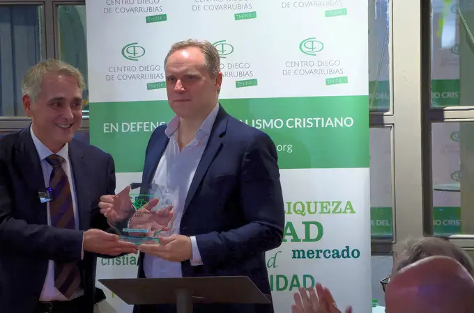 Daniel Lacalle recibe el Premio de Honor Diego de Covarrubias 2025 Daniel Lacalle recibe el Premio de Honor Diego de Covarrubias 2025