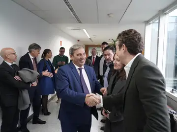 El consejero de Movilidad y Transformación Digital, José Luis Sanz Merino, saluda a los miembros de la Mesa de las Telecomunicaciones antes de la reunión El consejero de Movilidad y Transformación Digital, José Luis Sanz Merino, saluda a los miembros de la Mesa de las Telecomunicaciones antes de la reunión
