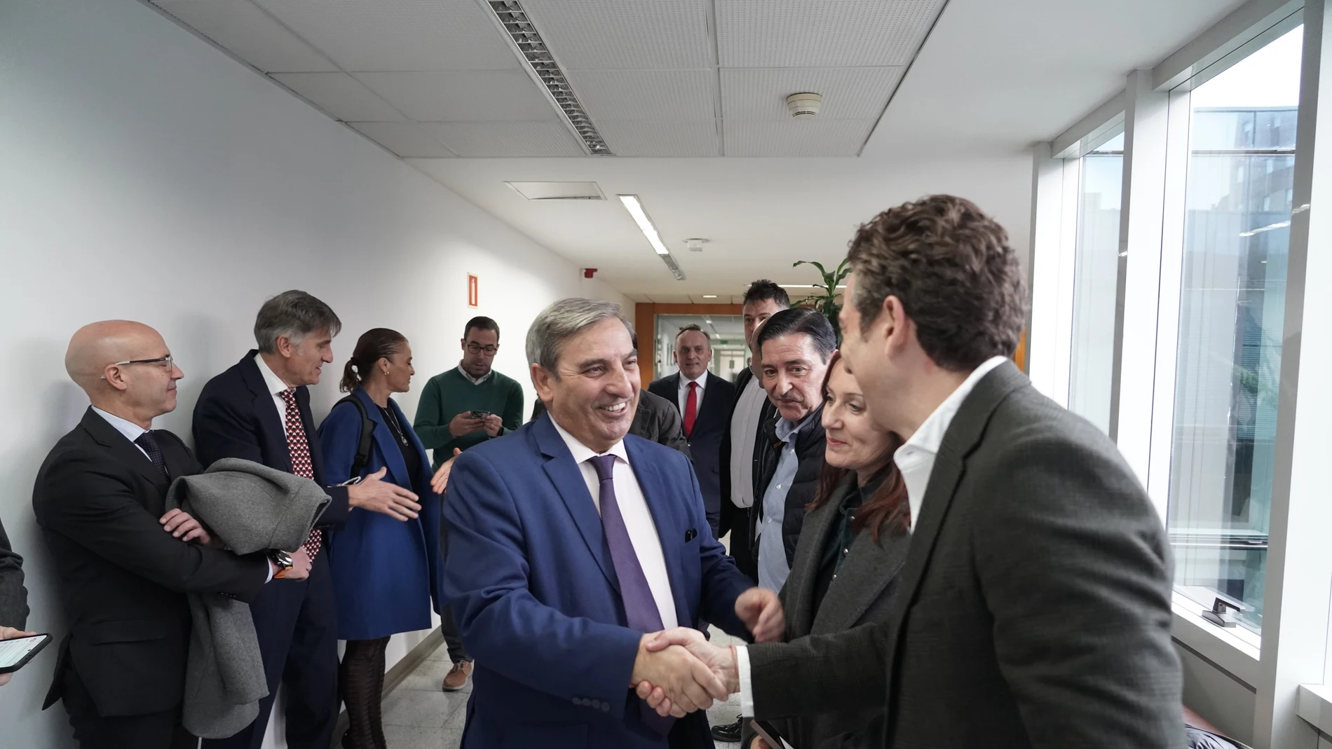 El consejero de Movilidad y Transformación Digital, José Luis Sanz Merino, saluda a los miembros de la Mesa de las Telecomunicaciones antes de la reunión