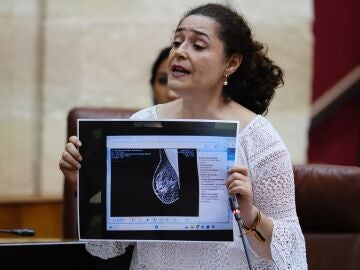 Inmaculada Nieto mostró una mamografía supuestamente manipulada en el Parlamento de Andalucía