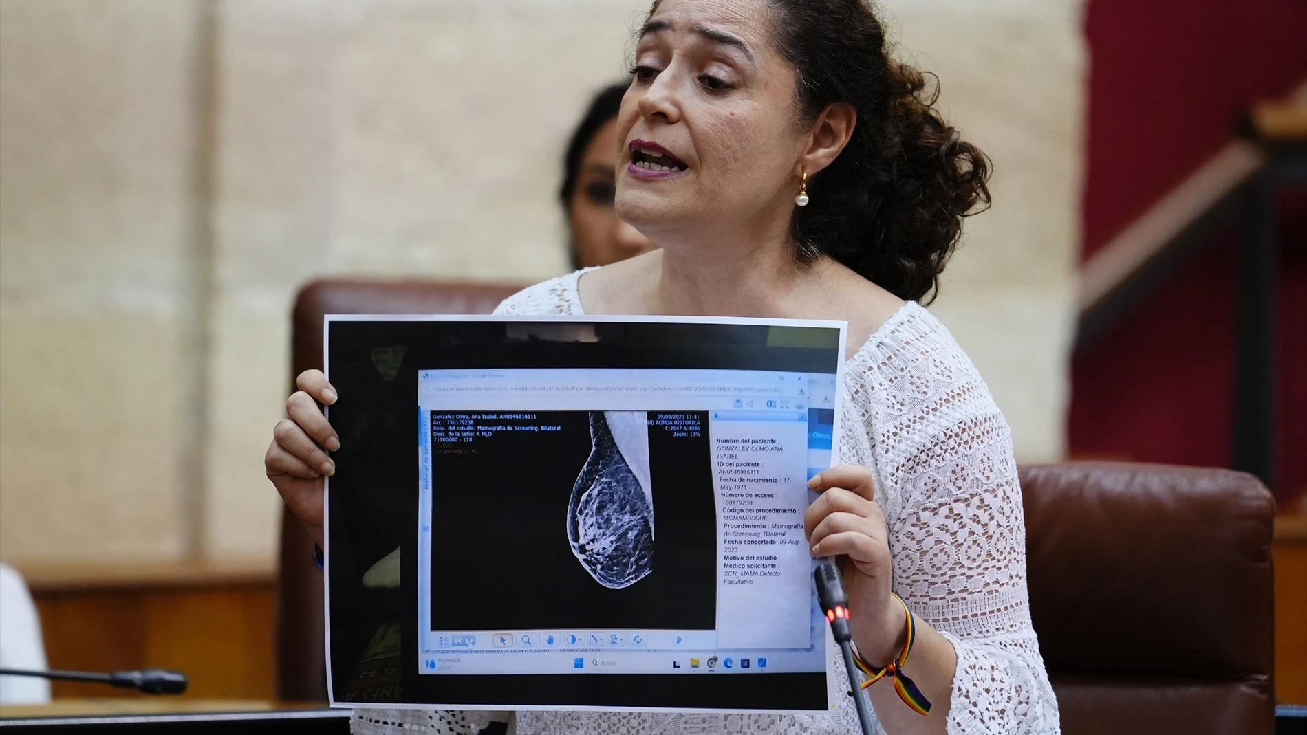 Inmaculada Nieto mostró una mamografía supuestamente manipulada en el Parlamento de Andalucía