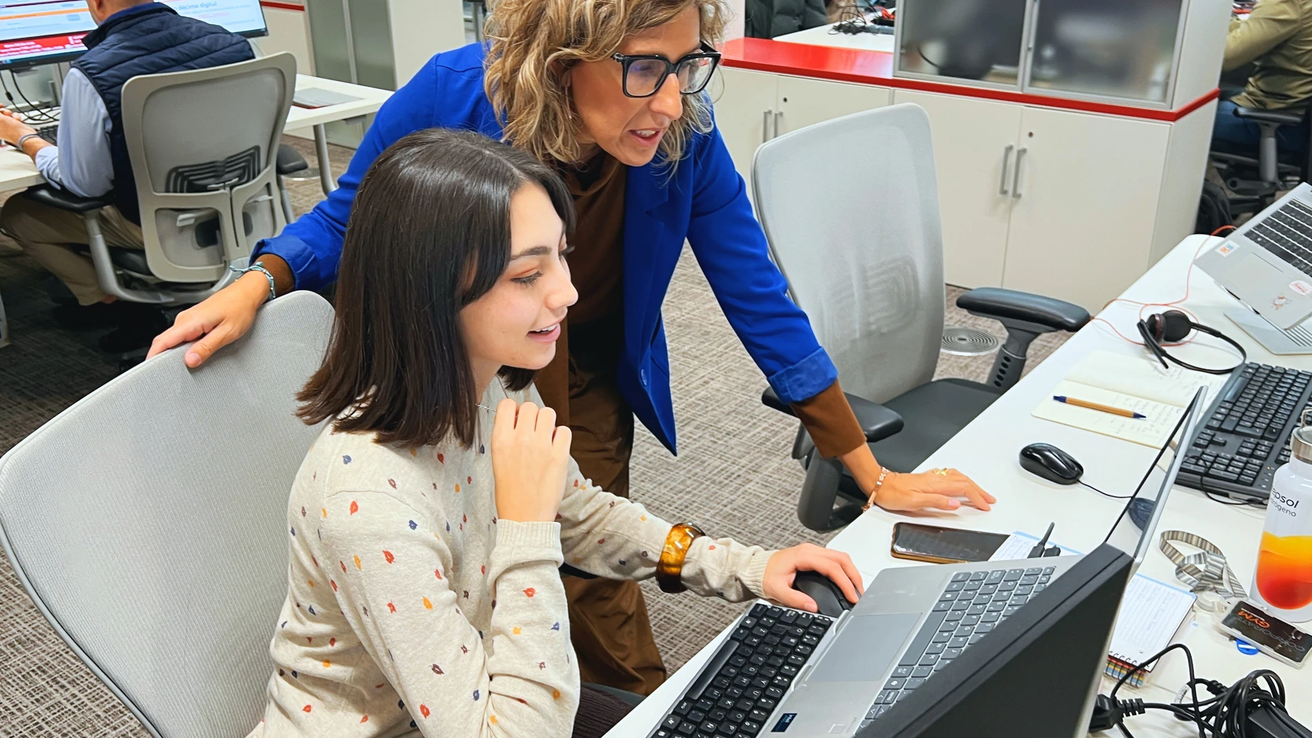 Estudiante del Grado Dual de Química de la UAM trabajando junto a su tutora de Repsol en una sesión de mentoría en la oficina.