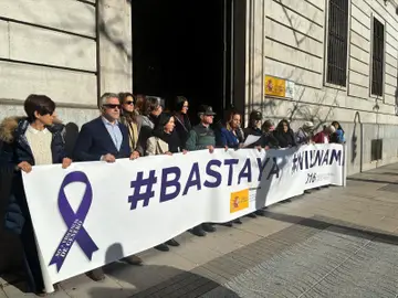 Delegación del Gobierno guarda un minuto de silencio por la última víctima de violencia de género en Madrid Delegación del Gobierno en Cantabria guarda un minuto de silencio por la última víctima de violencia de género en MadridREMITIDA / HANDOUT por DELEGACIÓN DEL GOBIERNOFotografía remitida a medios de comunicación exclusivamente para ilustrar la noticia a la que hace referencia la imagen, y citando la procedencia de la imagen en la firma02/12/2025
