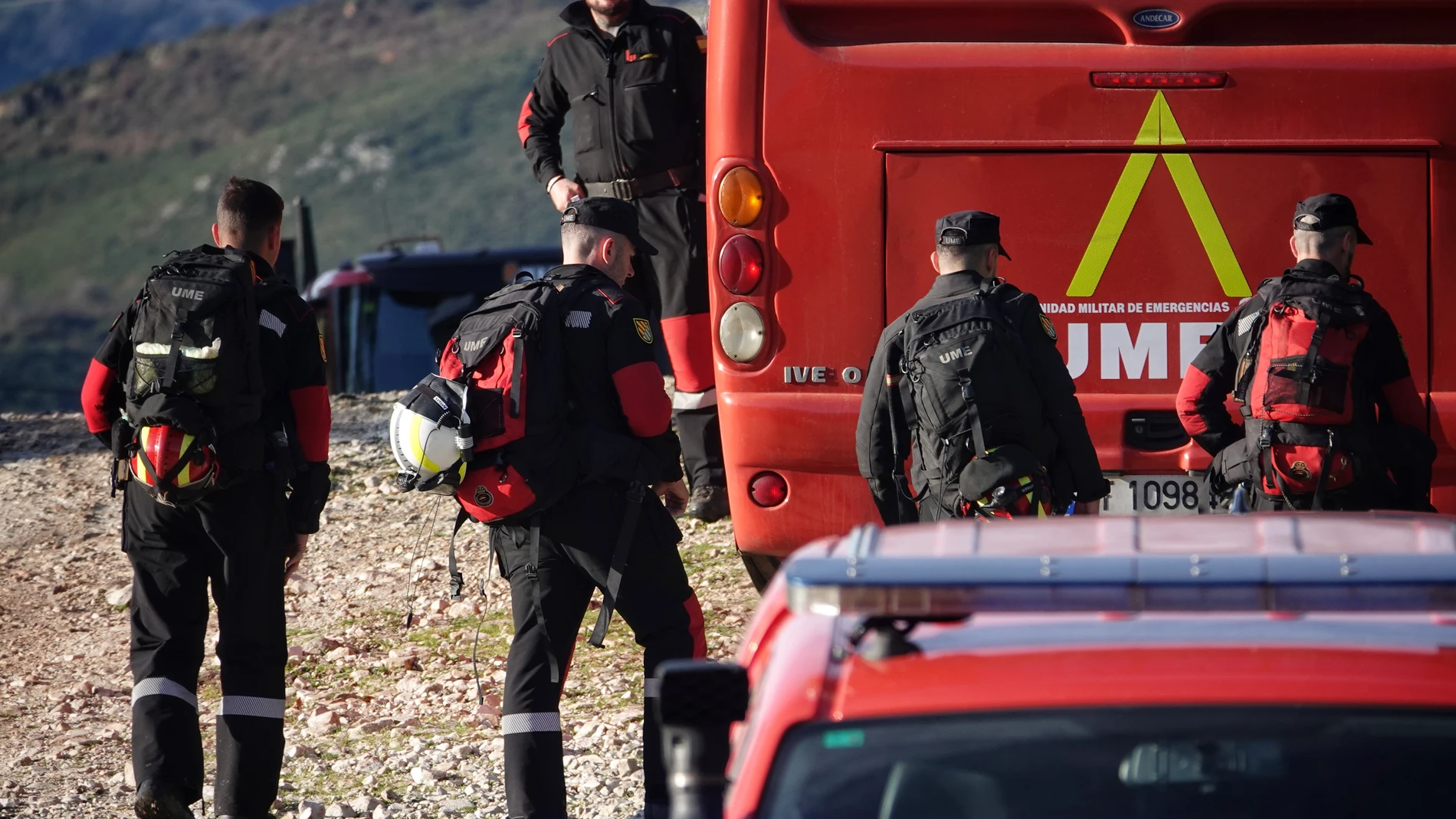 Agentes de la UME rastrean la balsa de Berbes, a 2 de diciembre de 2025, en Ribadesella, Asturias (España). La Unidad Militar de Emergencias (UME) y la Policía Nacional han iniciado hoy el rastreo en la balsa de la bocamina, ubicada en la localidad de Berbes, en Ribadesella, para buscar los restos de dos personas, madre e hija, desparecidas en 1987, en alguno de los vehículos que están sumergidos en el agua. 02 DICIEMBRE 2025 Xuan Cueto / Europa Press 02/12/2025