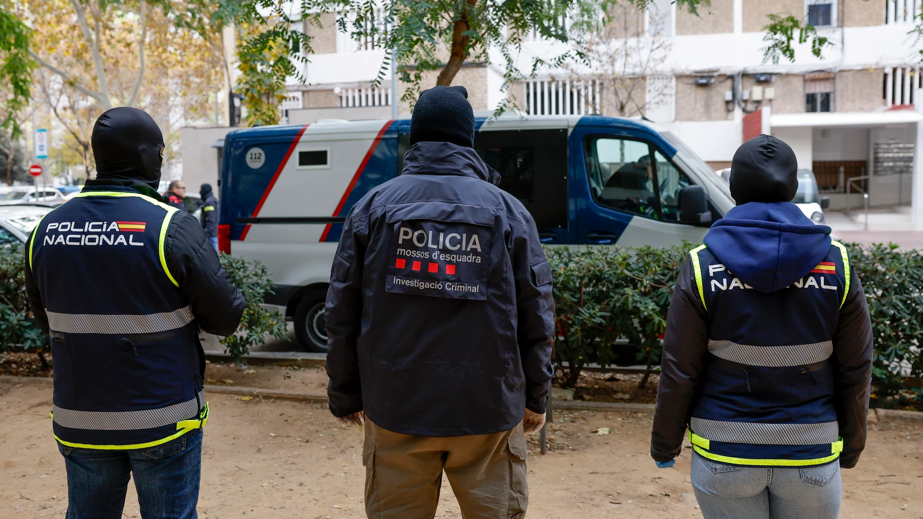 GRAFCAT5219. L'HOSPITALET (BARCELONA), 02/12/2025.- Agentes de los Mossos d'Esquadra y de la Policía Nacional durante una operación conjunta que están desarrollando desde esta madrugada contra una organización criminal con epicentro en Cataluña implicada en robos violentos y tráfico de drogas, concretamente, contra una facción de los Trinitarios, una banda violenta de origen dominicano, dedicada a asaltos violentos, sobre todo, a personas, y al narcotráfico. EFE/Toni Albir