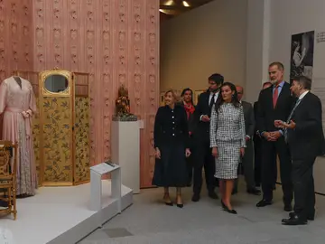 El look de la Reina Letizia. El look de la Reina Letizia.