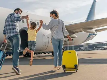 ¿Aún sin maleta para el puente de diciembre? Esta de cabina ligera por menos de 30 euros te soluciona el viaje en minutos Maleta de cabina