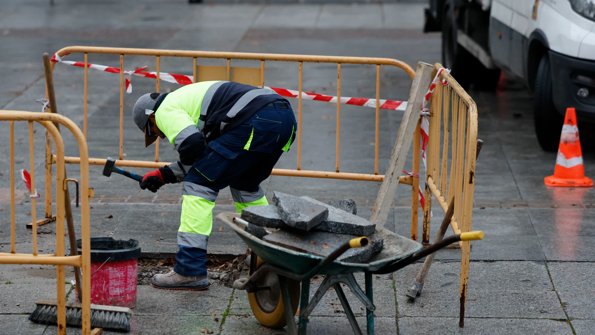 MADRID (ESPAÑA), 02/12/2025.- Un hombre trabaja en la construcción este martes en Madrid cuando el Ministerio de Inclusión, Seguridad Social y Migraciones ha anunciado que el mercado laboral perdió en noviembre 14.358 afiliados, la mitad que en el mismo mes del año pasado, mientras que el paro bajó en 18.805 personas gracias al sector servicios en el arranque de la campaña de compras navideñas. EFE/ Mariscal