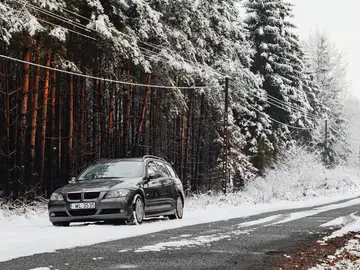 Imagen de archivo de un coche en una vía nevada Imagen de archivo de un coche en una vía nevada