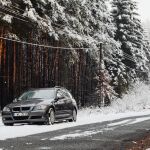 Imagen de archivo de un coche en una vía nevada