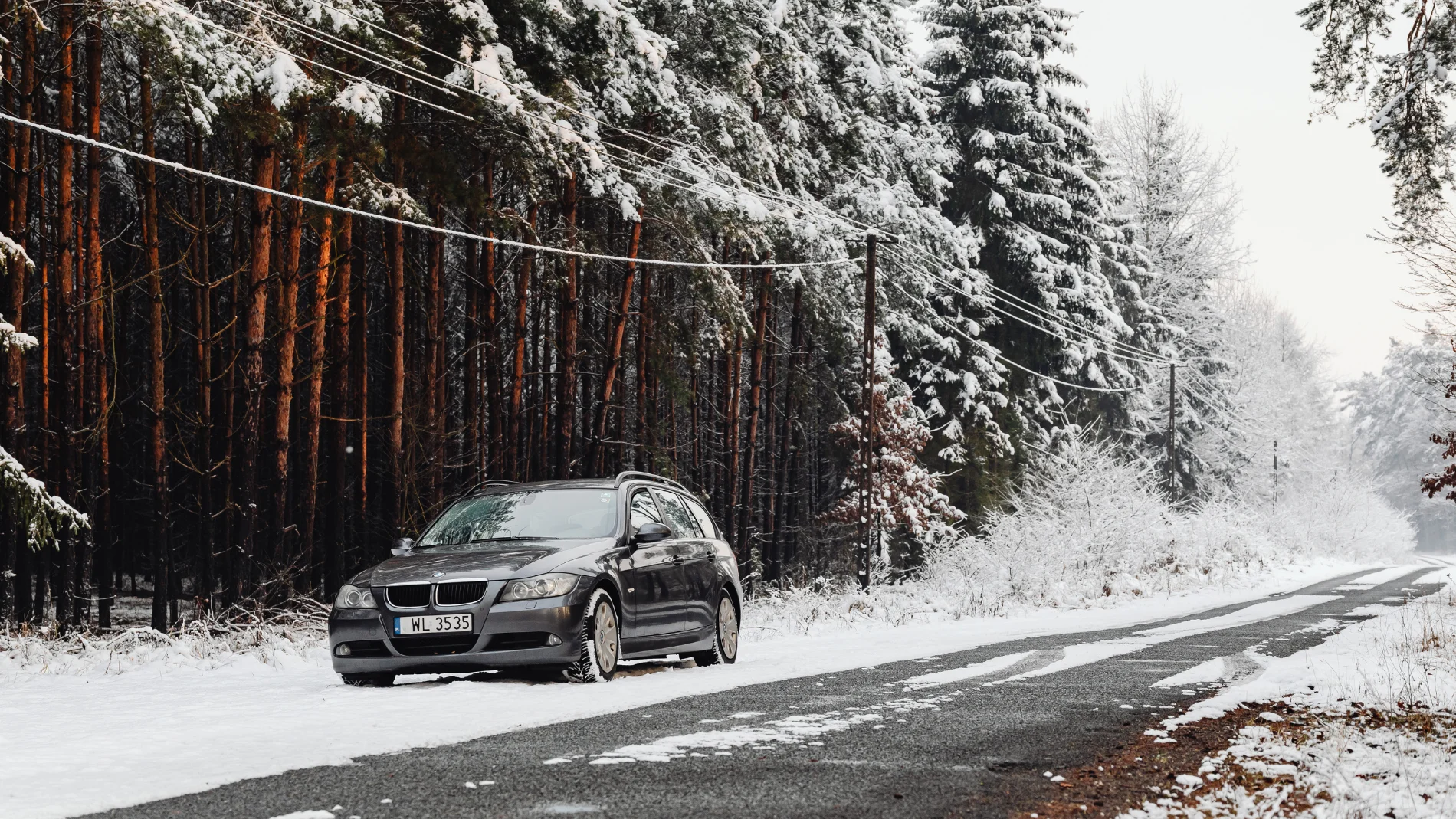 Imagen de archivo de un coche en una vía nevada