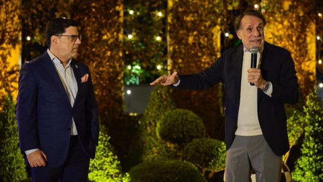 José Creuheras, al lado de José Calafell, consejero de Planeta en América Latina, anuncia el 75 aniversario del Premio Planeta en la FIL