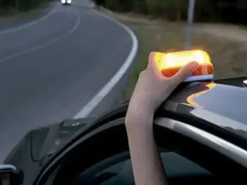 La cuenta atrás ha empezado: la DGT multará en semanas a quienes no lleven esto en el coche señal V16 conectada