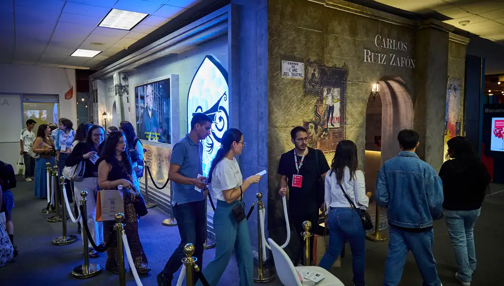 Seguidores de Ruiz Zafón en la FIL