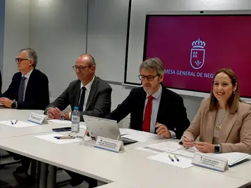 El Gobierno regional aprueba la oferta de empleo público de 2025 con 2.817 plazas para Salud, Educación y Administración Los consejeros de Economía, Hacienda, Fondos Europeos y Transformación Digital, Luis Alberto Marín; de Educación y Formación Profesional, Víctor Marín, y de Salud, Juan José Pedreño, durante la reunión de la Mesa General de Función Pública Carme Ripollés / Europa Press 02/12/2025