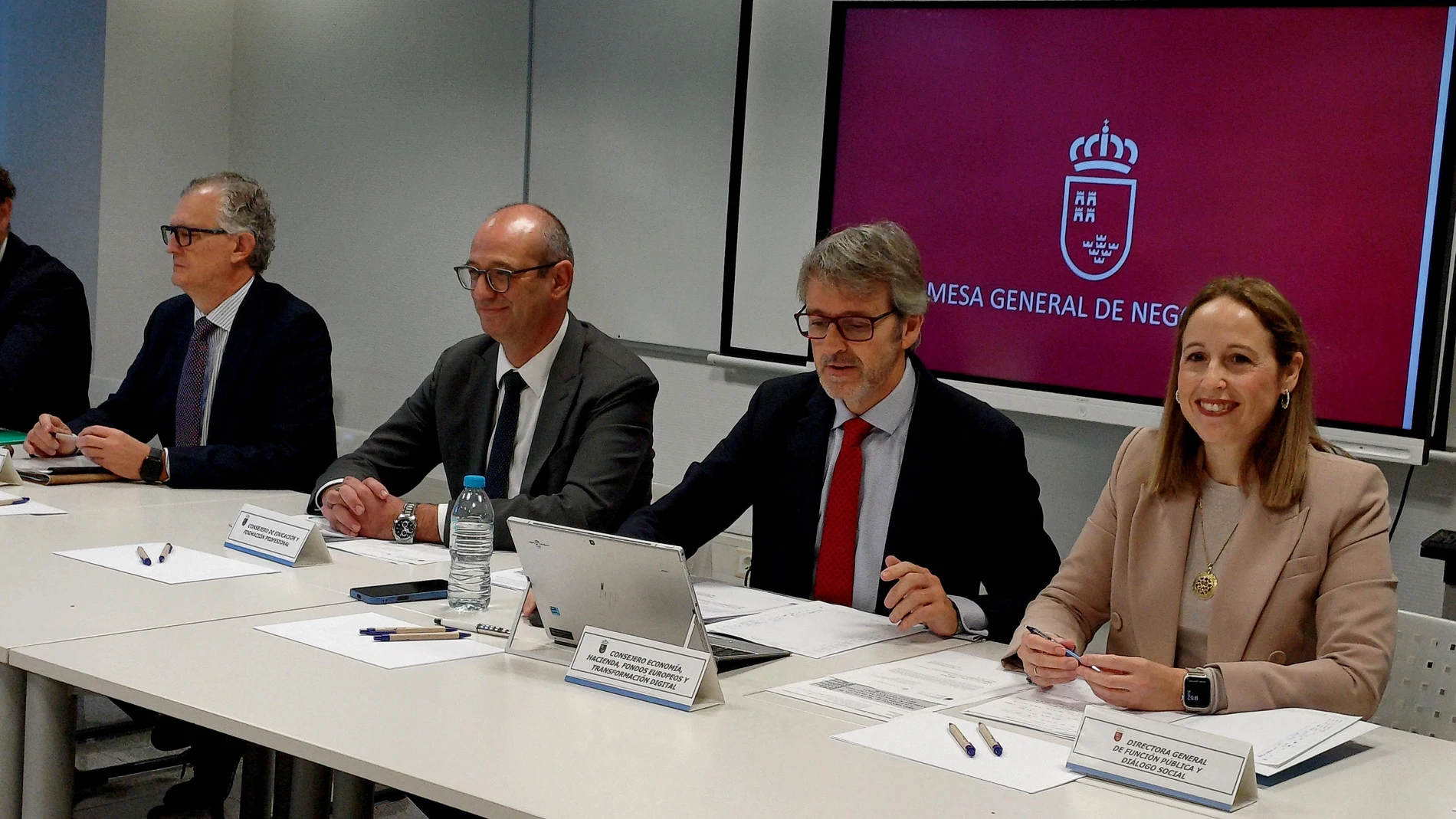 Los consejeros de Economía, Hacienda, Fondos Europeos y Transformación Digital, Luis Alberto Marín; de Educación y Formación Profesional, Víctor Marín, y de Salud, Juan José Pedreño, durante la reunión de la Mesa General de Función Pública Carme Ripollés / Europa Press 02/12/2025