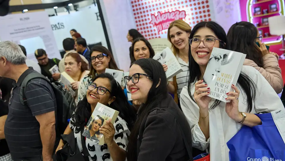 Seguidores de María Dueñas haciendo cola para conseguir una firma