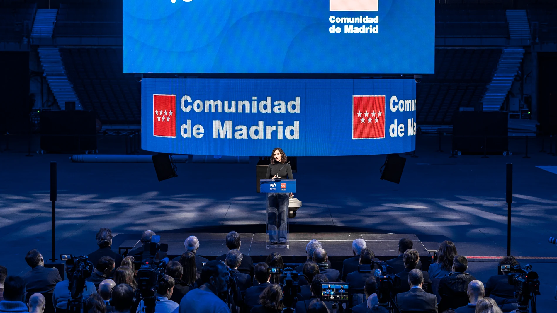 La presidenta de la Comunidad de Madrid, Isabel Díaz Ayuso, durante la visita a las instalaciones del pabellón de eventos Movistar Arena, a 2 de diciembre de 2025, en Madrid (España). El pabellón celebra el 20º aniversario de su reapertura. 02 DICIEMBRE 2025 Diego Radamés / Europa Press 02/12/2025