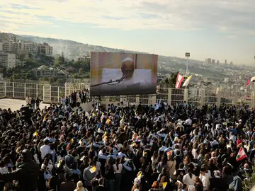 El papa León XIV visita el hospital de la Cruz en Jal ed Dib en el último día de su visita a Líbano. BEIRUT, 02/12/2025.-El papa León XIV visita este martes el hospital "De La Croix" en la localidad de Jal el Dib, Líbano, donde decenas de personas esperaban su llegada . EFE/ Edgar Gutiérrez