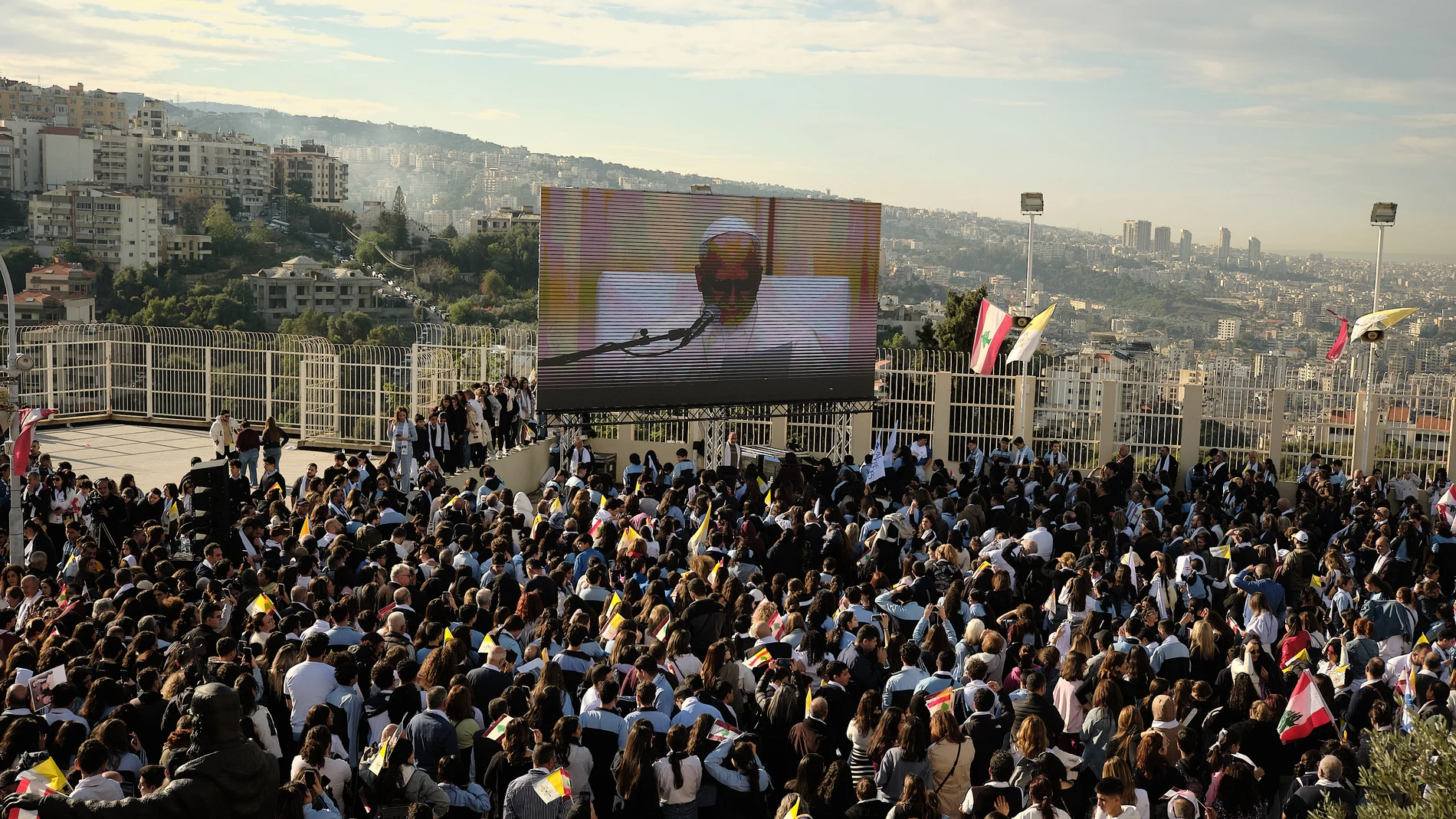 BEIRUT, 02/12/2025.-El papa León XIV visita este martes el hospital "De La Croix" en la localidad de Jal el Dib, Líbano, donde decenas de personas esperaban su llegada . EFE/ Edgar Gutiérrez