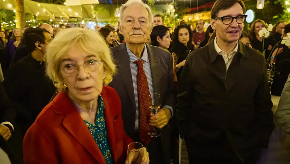 Eduardo Mendoza al lado de Salvador Illa