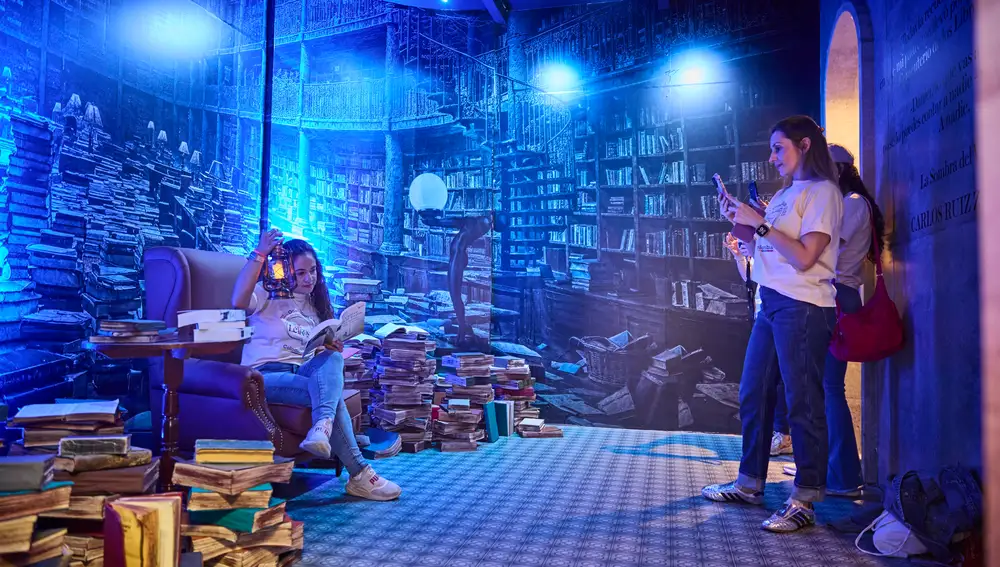 El pabellón dedicado a Ruiz Zafón en la FIL, que reproduce el cementerio de los libros olvidados