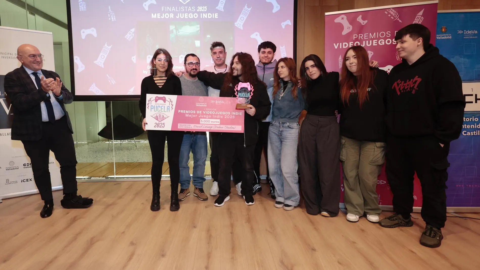 Jesús Julio Carnero hace entrega de los primeros premios de videojuegos ‘Pucela Game Awards’