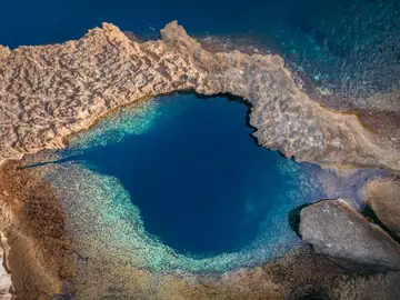 El famoso «blue hole», ubicado en la zona de Dwerja en Gozo, es uno de los lugares más famosos de buceo de Malta El famoso «blue hole», ubicado en la zona de Dwerja en Gozo, es uno de los lugares más famosos de buceo de Malta