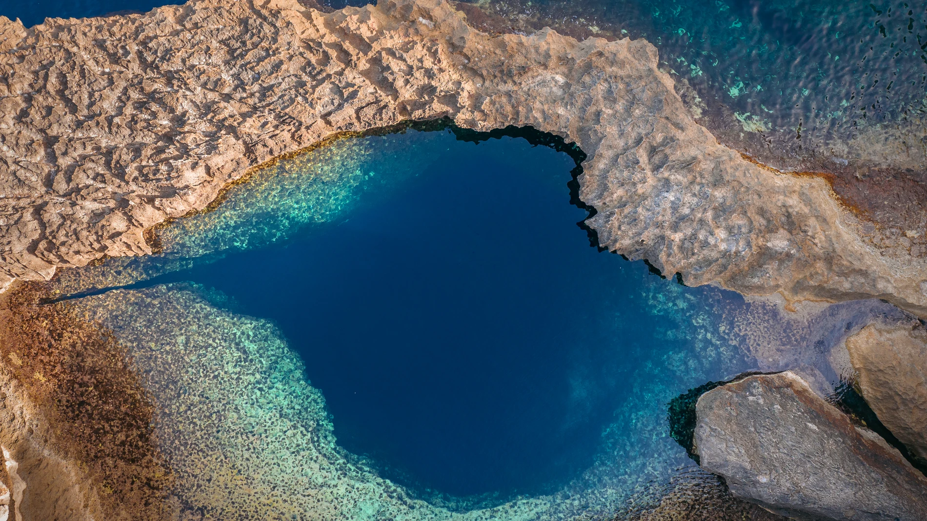 El famoso «blue hole», ubicado en la zona de Dwerja en Gozo, es uno de los lugares más famosos de buceo de Malta