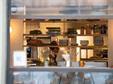 Una cocinera en un restaurante.