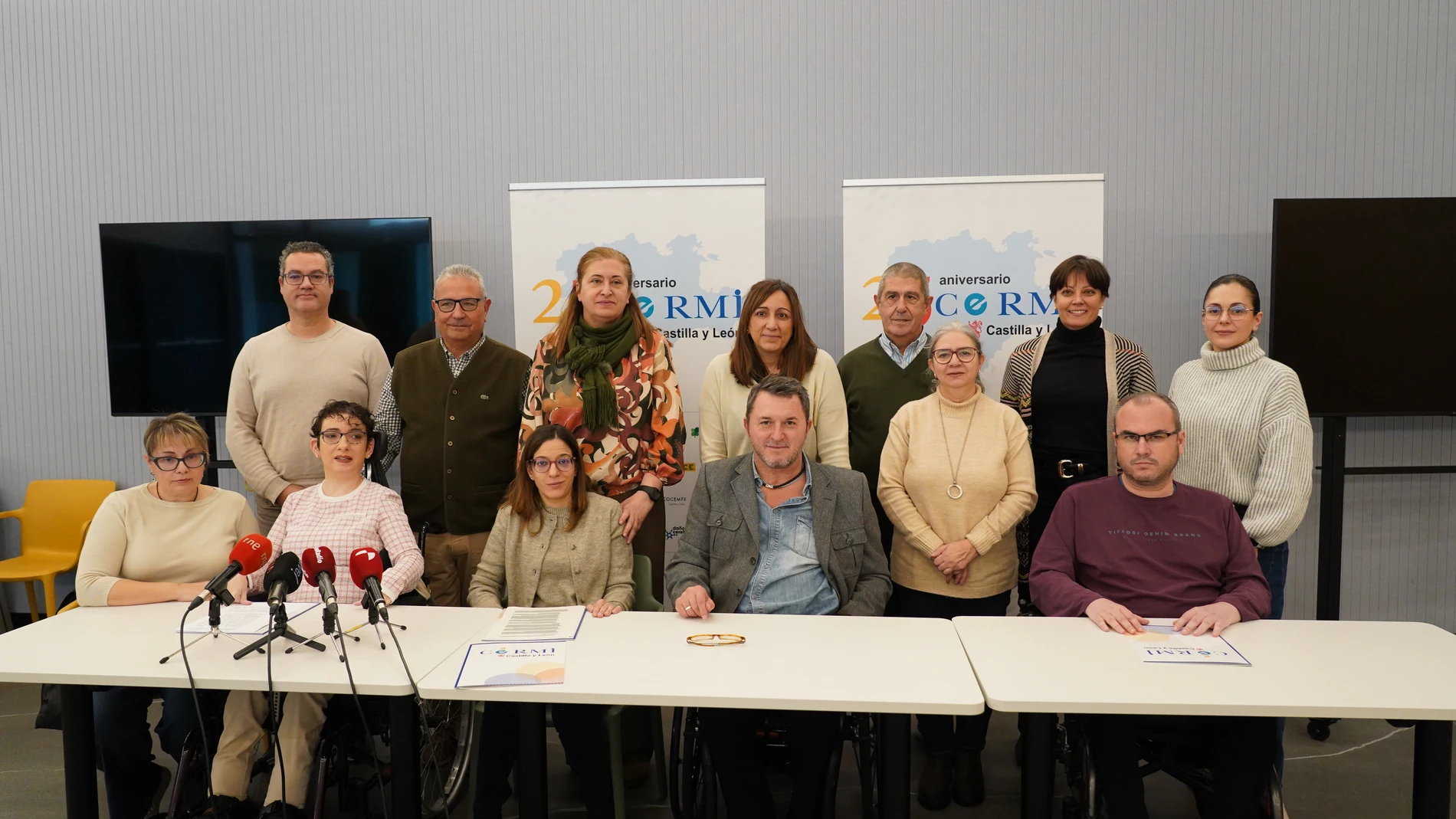 Miembros de Cermi Castilla y León tras la lectura del manifiesto