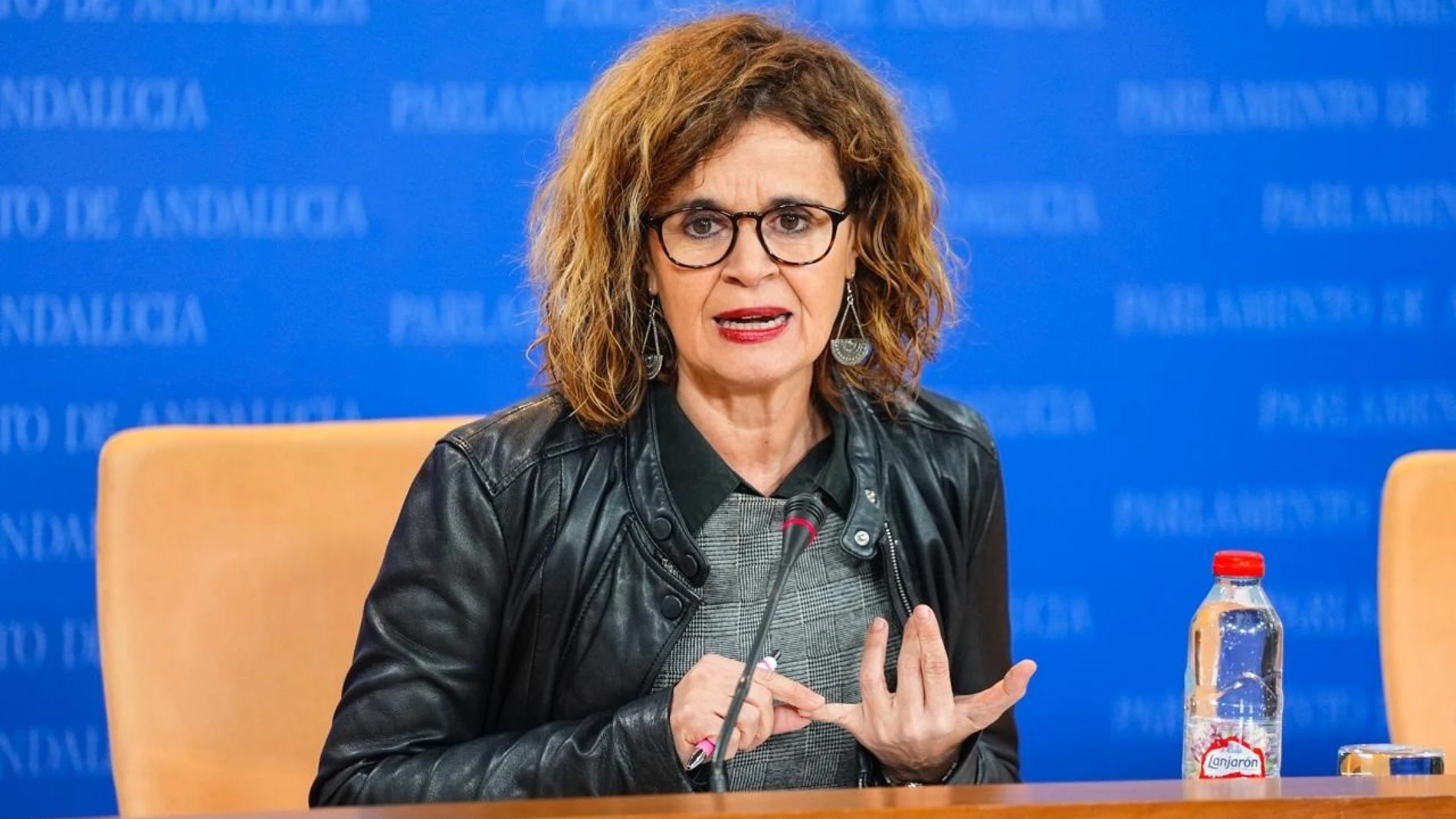 La diputada de Por Andalucía Esperanza Gómez, este martes en rueda de prensa en el Parlamento.JOAQUÍN CORCHERO/EUROPA PRESS02/12/2025