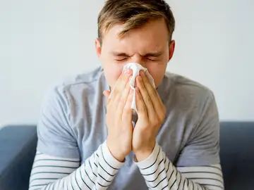 Imagen de una persona constipada Imagen de una persona constipada