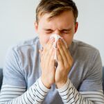 Imagen de una persona constipada
