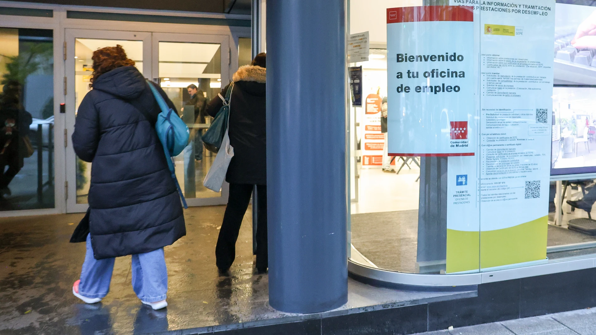 Varias personas esperan para entrar en una oficina del SEPE, a 2 de diciembre de 2025, en Madrid (España). El paro registrado en las oficinas de los servicios públicos de empleo bajó en 18.805 personas en noviembre en relación con el mes anterior (-0,8%) debido, sobre todo, al descenso del desempleo en el sector servicios y entre las mujeres, según datos publicados este martes por el Ministerio de Trabajo y Economía Social. 02 DICIEMBRE 2025;OFICINA DE DESEMPLEO;SEPE;SERVICIO ESTATAL DE EMPL...