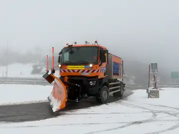 Castilla y León en alerta por nieve NAVACERRADA, 02/12/2025.-Máquinas quitanieves trabajan en la localidad madrileña de Navacerrada este martes. Madrid y Castilla y León están hoy en alerta amarilla (riesgo para ciertas actividades) por nevadas con acumulaciones de más de 5 centímetros en 24 horas a partir de cotas de 1.400-1.200 metros, a las que se suman otras cinco comunidades bajo aviso por temporal marítimo.-EFE/ Juan Yagüe