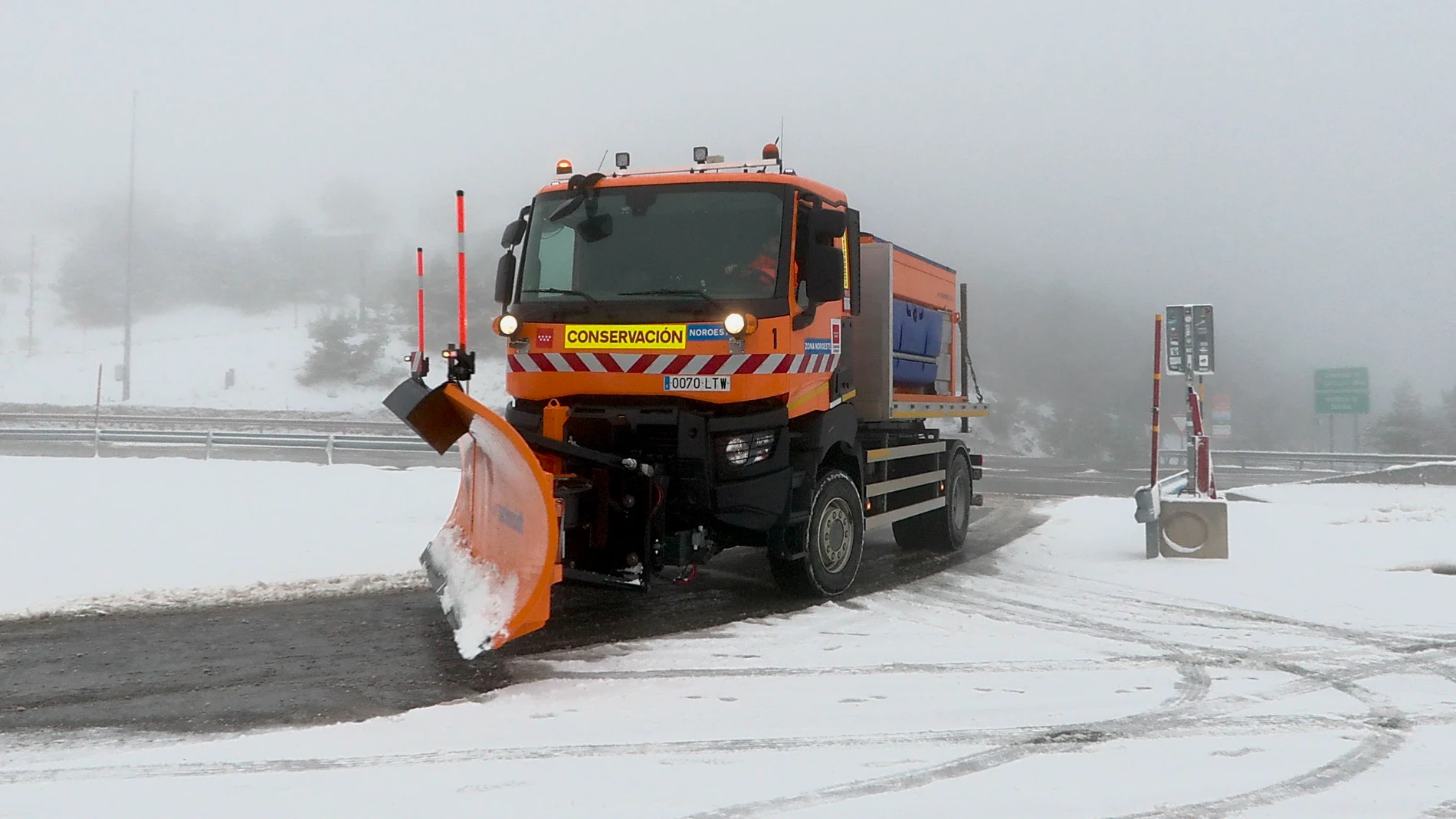 NAVACERRADA, 02/12/2025.-Máquinas quitanieves trabajan en la localidad madrileña de Navacerrada este martes. Madrid y Castilla y León están hoy en alerta amarilla (riesgo para ciertas actividades) por nevadas con acumulaciones de más de 5 centímetros en 24 horas a partir de cotas de 1.400-1.200 metros, a las que se suman otras cinco comunidades bajo aviso por temporal marítimo.-EFE/ Juan Yagüe