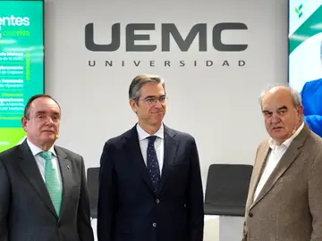 El CEO de Hiperbaric, Andrés Hernando, protagoniza una nueva edición de ‘Excelentes’, el ciclo que organizan Cajaviva y la UEMC. En la imagen junto al director general de Cajaviva Ramón Sobremontes y el consejero delegado de la UEMC Jesús Zarzuela El CEO de Hiperbaric, Andrés Hernando, protagoniza una nueva edición de ‘Excelentes’, el ciclo que organizan Cajaviva y la UEMC. En la imagen junto al director general de Cajaviva Ramón Sobremontes y el consejero delegado de la UEMC Jesús Zarzuela
