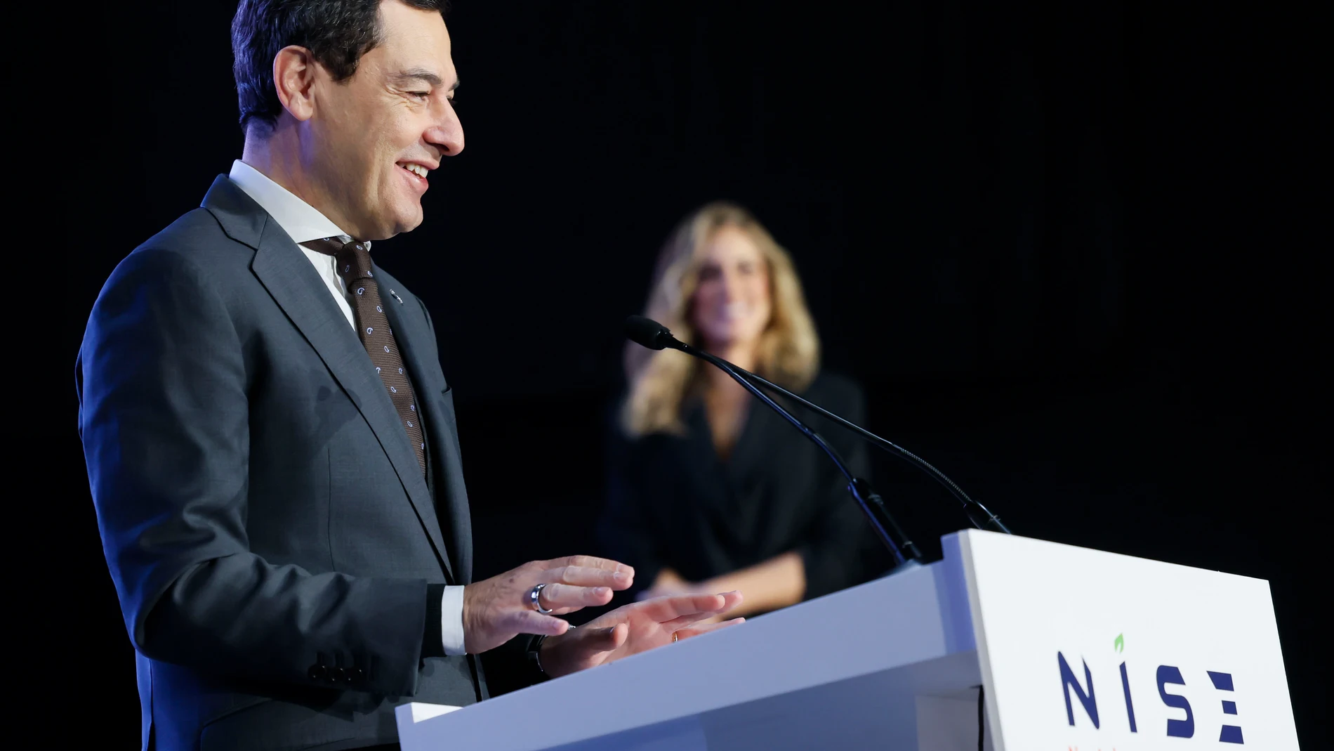 SEVILLA, 02/12/2025.- El presidente de la Junta de Andalucía, Juanma Moreno, interviene en el congreso New Industry in Southern Europe (NISE), que se celebra este martes y este miércoles en el Palacio de Exposiciones y Congresos (FIBES) de Sevilla. EFE/ Jose Manuel Vidal