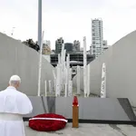 El Papa reza en silencio en el Puerto de Beirut por las víctimas de la explosión de 2020