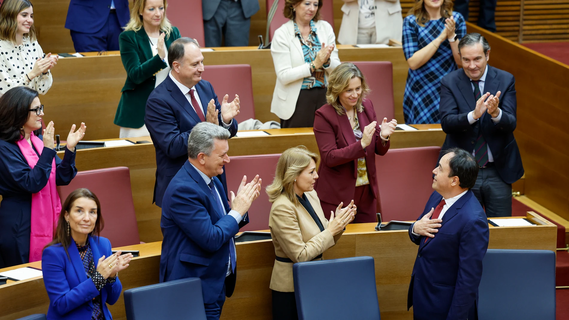 GRAFCVA1026. VALENCIA, 02/12/2025.- El nuevo president de la Generalitat, Juanfran Pérez Llorca, es aplaudido tras la toma de posesión de su cargo ante el pleno de Les Corts Valencianes un mes después de que el pasado 3 de noviembre dimitiera Carlos Mazón por la gestión de la dana del 29 de octubre de 2024, que causó la muerte de 229 personas. EFE/Ana Escobar