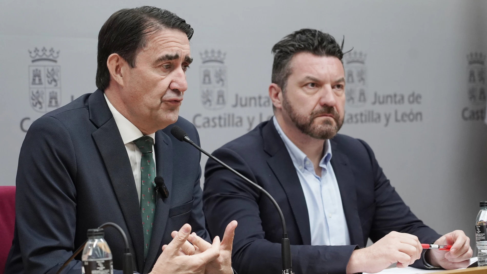 El consejero de Medio Ambiente, Vivienda y Ordenación del Territorio, Juan Carlos Suárez-Quiñones, y el secretario general de CEOE Castilla y León, David Esteban, presentan el Canal SENDA (Servicio a Empresas sobre Normativas y Directrices Ambientales).