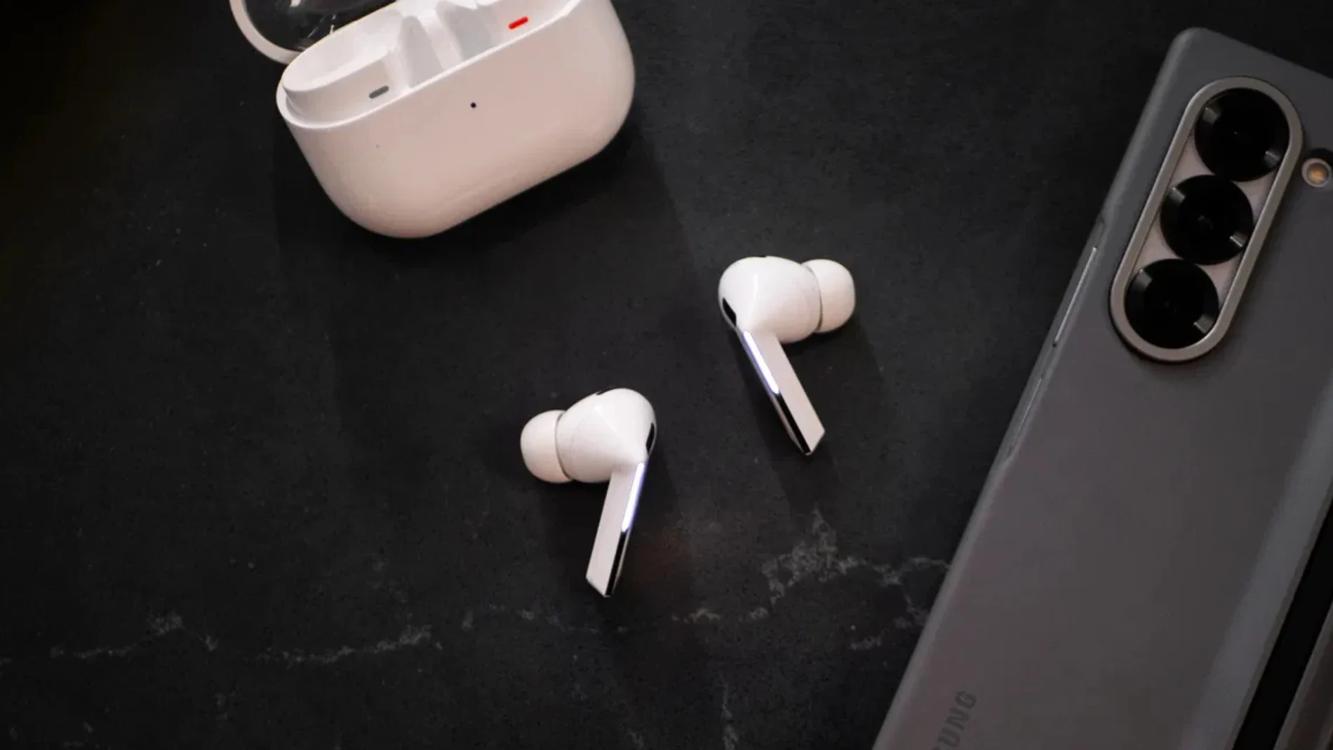 Los Samsung Galaxy Buds3 Pro en color blanco