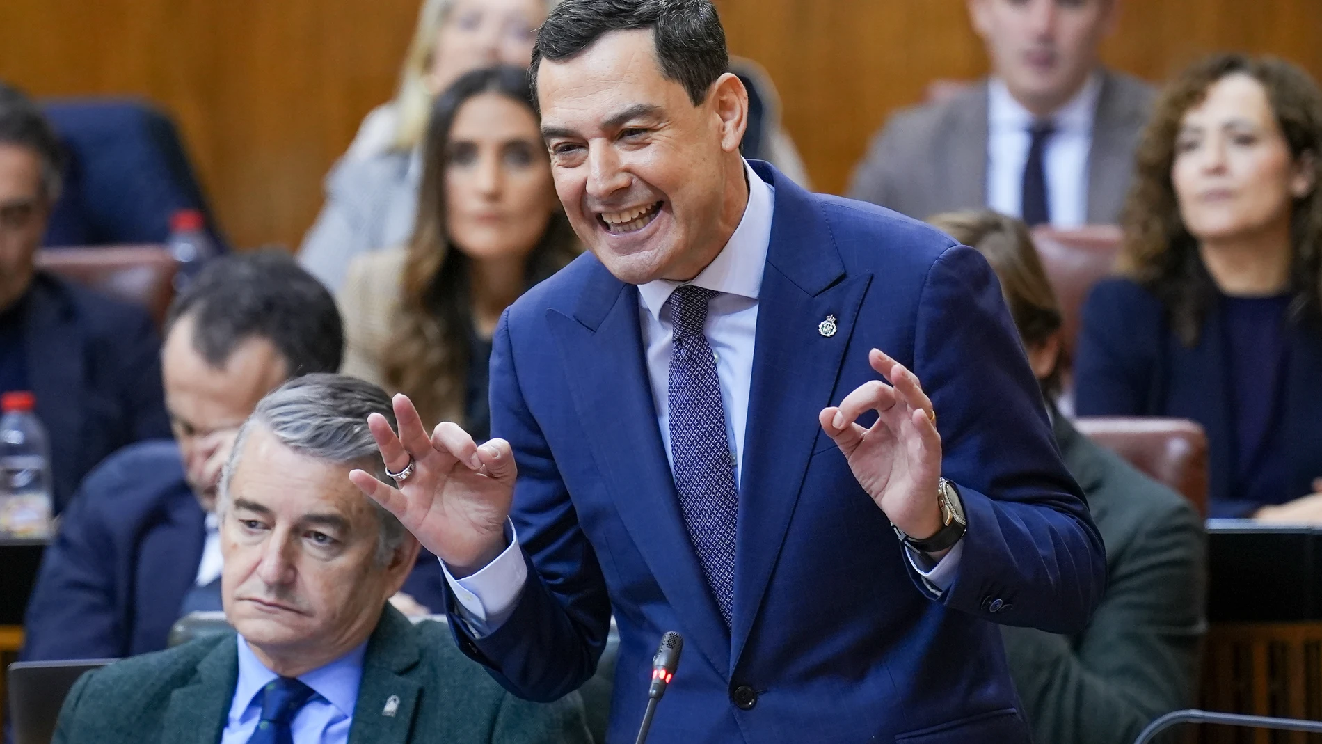 El presidente de la Junta de Andalucía, Juanma Moreno, responde a las preguntas de los grupos políticos en la sesión de control al Gobierno del Parlamento de Andalucía. A 3 de diciembre de 2025, en Sevilla (Andalucía, España). Segunda jornada de Pleno, con Sesión de Control al Gobierno y preguntas de los grupos parlamentarios al presidente de la Junta de Andalucía.03 DICIEMBRE 2025Francisco J. Olmo / Europa Press03/12/2025