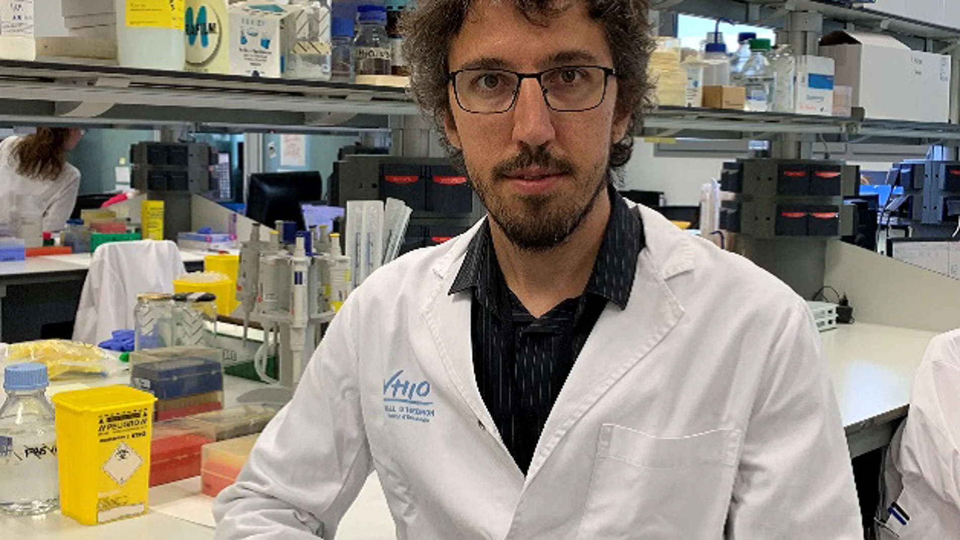 Pere Barber, primer autor, en el laboratorio